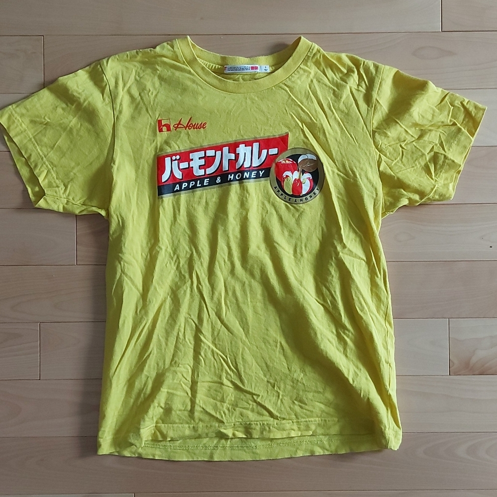 3/$25 Uniqlo UT House Foods Apple & Honey graphic tee S